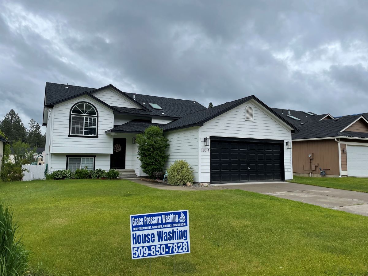 House Washing and Window Washing Gleneden Neighborhood in Wandermere, Spokane, WA